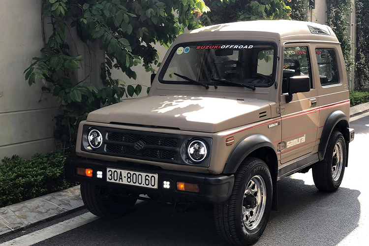 Mẫu  xe Suzuki Samurai 1993 có thiết kế kiểu SUV 2 cửa rất hiếm và kiểu dáng cuốn hút theo thời gian. Đây là một trong những mẫu xe của thương hiệu Suzuki được giới chơi xe sưu tầm vì sở hữu đúng tinh thần và mang văn hóa đậm chất Nhật Bản, dù cho tại Việt Nam hãng xe này vẫn chưa được phổ biến nhiều.