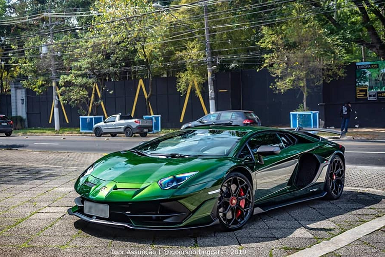 Thông qua bộ phận Ad Personam, chủ nhân của chiếc  siêu xe Lamborghini Aventador SVJ trong bài viết này đã chọn màu sơn xanh lá ánh kim (Verde Ermes). Màu sơn này được đánh là là một màu sơn đẹp mắt và được rất ít người sử dụng trên chiếc Lamborghini của mình.