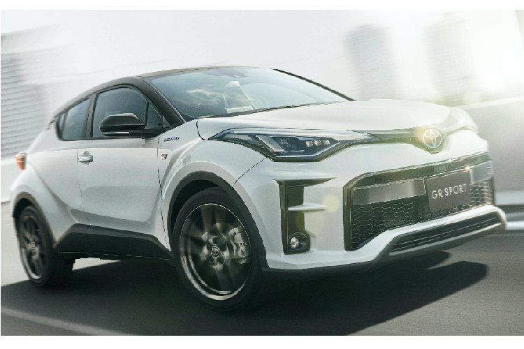 Phiên bản  Toyota C-HR 2020 mới sẽ có phần lưới tản nhiệt thấp hơn và lớn hơn so với bản trước. Những chi tiết còn lại trên đầu xe cũng được tinh chỉnh cho thể thao hơn. Đèn LED là trang bị tiêu chuẩn. Ngoài ra, ở những bản cao, đèn hậu C-HR facelift cũng sẽ được nâng cấp.