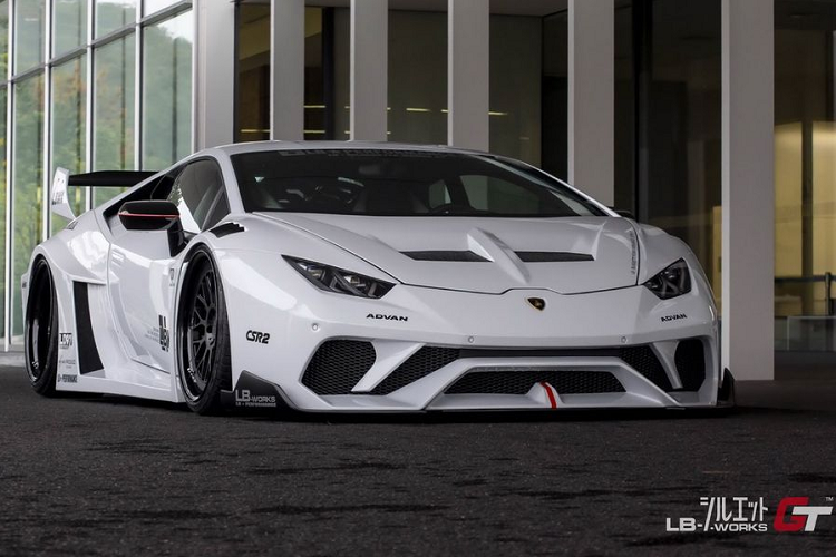  Bộ cánh Lamborghini Huracan từ Liberty Walk phù hợp với cả hai phiên bản của chiếc siêu xe là Coupe và Spyder, có giá khởi điểm từ 43,850 USD (hơn 1 tỷ đồng) cho phiên bản FRP. Bản CFRP sẽ có giá 50,650 đô la (gần 1.2 tỷ đồng) trong khi phiên bản carbon khô "móc túi" của bạn 59,830 đô la (gần 1.4 tỷ đồng).