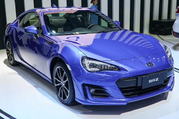 Với những tín đồ JDM thì một chiếc xe dẫn động cầu sau như Subaru BRZ nên được trang bị hộp số sàn để tăng thêm tính trải nghiệm và kết nối giữa chiếc Coupe 2 cửa này với người lái. Các mẫu  xe thể thao Subaru BRZ cũng như “người anh em” Toyota 86 trước đó tại Việt Nam hầu hết đều sử dụng hộp số tự động ít nhiều không hấp dẫn như chiếc xe hộp số sàn 6 cấp đang trưng bày ở Việt Nam này.