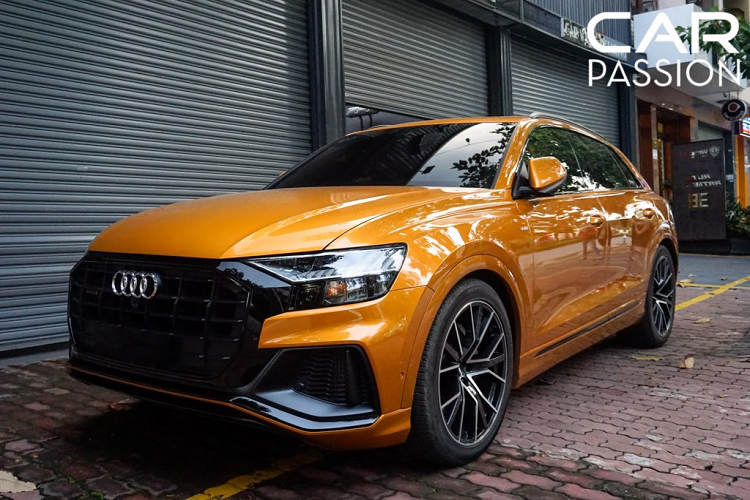 Mẫu  xe SUV Audi Q8 chính là mẫu xe mới nhất của Audi thuộc thế hệ Q-Series và sử dụng chung hệ thống khung gầm với chiếc Q7 cũng như siêu SUV Lamborghini Urus, sở hữu thiết kế cơ bắp và to lớn, Audi Q8 trông không khác gì một chiếc Coupe hiệu năng cao, tách biệt khỏi thiết kế có phần truyền thống của một chiếc SUV như trên “đàn anh” Q7.