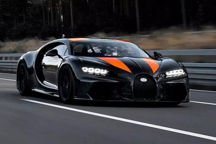 Ngay sau khi Bugatti vượt qua được vận tốc tối đa 483 km/h với chiếc xe được điều chỉnh từ nguyên mẫu Chiron, họ đã tuyên bố chạy sản xuất giới hạn của chiếc siêu xe  Bugatti Chiron Super Sport 300+ này.