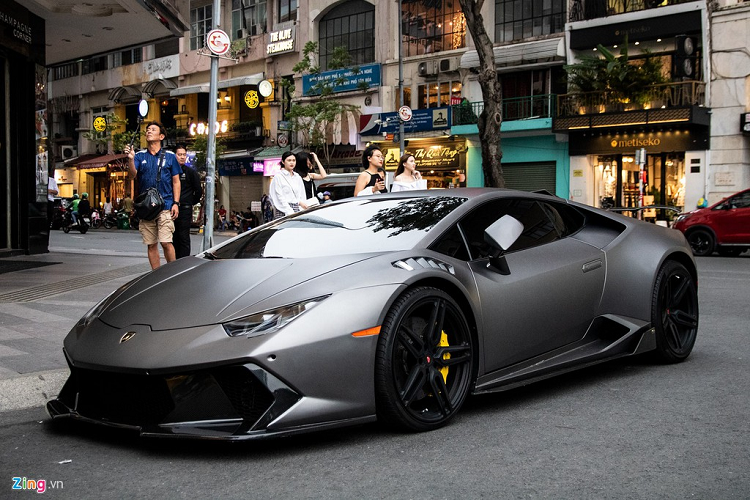 Dù không nổi bật bằng mẫu xe "đàn anh" Aventador,  siêu xe Lamborghini Huracan vẫn được các tay chơi Việt ưa chuộng vì mức giá dễ chịu hơn rất nhiều so với Aventador. Tại Việt Nam, số lượng Huracan đang lăn bánh lên đến gần 20 chiếc, bao gồm cả nhập khẩu chính hãng và không chính hãng.