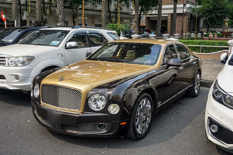 Chiếc  xe siêu sang Bentley Mulsanne trong bài viết vốn dĩ sở hữu lớp sơn nâu sang trọng, chủ nhân đã phối cho xe của mình theo phong cách duo-tone sử dụng lớp sơn nguyên bản cho phần thân xe, trong khi đó, phần nắp ca-pô, nóc xe và phần cốp được dán vàng tạo nên cái nhìn tổng thể thanh thoát và hiện đại hơn.