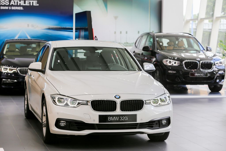 Theo đó, trong tháng 11/2019 này, BMW chính thức đưa ra biểu giá mới cho một số mẫu xe của hãng tại thị trường Việt Nam. Nổi bật trong số đó là việc  giảm giá xe BMW "kịch sàn" một số dòng xe hiện đang ăn khách như X1, 1-Series, 2-Series, 3-Series và 5-Series với mức điều chỉnh giảm từ 180 - 330 triệu VNĐ. Đây được xem là lần giảm giá lớn nhất trong năm 2019 của THACO BMW.