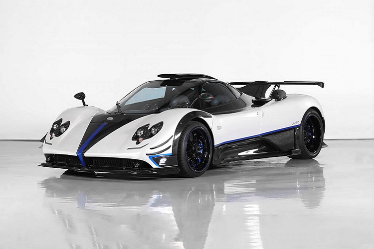 Tổng số tiền mà tất cả 68 chiếc xe mang lại là 16,75 triệu USD, trong đó, chiếc  siêu xe Pagani Zonda Riviera "hàng hiếm" là chiếc xe giá trị nhất, lên đến 5,5 triệu USD "tương đương khoảng hơn 127 tỷ đồng). Vậy, chiếc xe này có gì đặc biệt khiến nó có giá cao đến vậy?