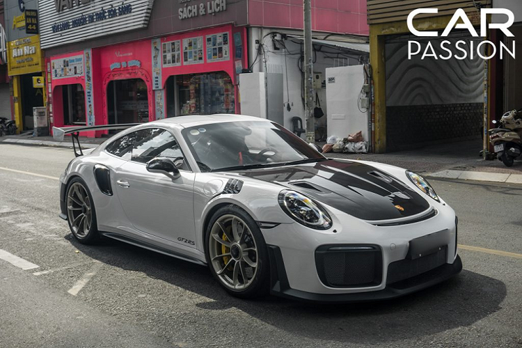 Xuất hiện trong bài viết là chiếc  siêu xe Porsche 911 GT2 RS đầu tiên được bàn giao đến tay khách hàng, mặc dù là chiếc thứ 3 được đưa về. Xe sở hữu lớp sơn màu trắng Carrera, kết hợp với một số chi tiết được làm từ sợi carbon ở phần ngoại thất, tạo nên phần tổng thể mang đậm dấu ấn thể thao.