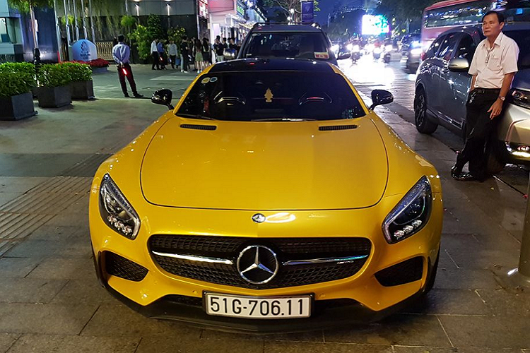 Mới đây, giới mê xe tại TP HCM đã bắt gặp hàng hiếm là chiếc  siêu xe Mercedes-AMG GT S Edition-1 màu vàng tuyệt đẹp. Với số lượng lăn bánh trong nước chỉ dưới 4 chiếc, AMG GT S Edition-1 thực sự là mẫu xe chỉ dành cho những tay chơi đam mê tốc độ.