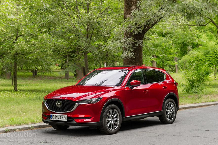 Trong suốt 8 năm vòng đời, mẫu  xe SUV Mazda CX-5 gây ấn tượng mạnh mẽ nhất có lẽ chính là model 2017 (ra mắt vào giữa 2016) với sự bổ sung các tính năng tiêu chuẩn như camera lùi, màn hình thông tin giải trí 7-inch, hệ thống định vị vệ tinh kèm theo đó là mức giá nhỉnh hơn model 2016.