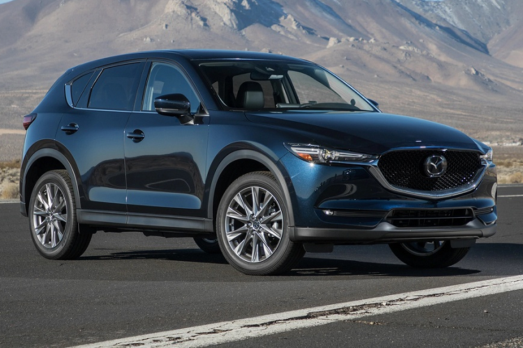  Mazda CX-5 2019 – 24.350 USD. Cùng Honda CR-V, Mazda CX-5 2019 được đánh giá cao nhất trong số  xe SUV cỡ nhỏ nhờ khả năng lái thể thao, đánh lái chính xác, động cơ mạnh mẽ và trải nghiệm lái êm ái. Xe đạt điểm tuyệt đối về thử nghiệm an toàn, khoang lái rộng rãi và được thiết kế đẹp. CX-5 sở hữu động cơ tiêu chuẩn 2.5L 4 xi-lanh 187 mã lực cho khả năng tăng tốc nhanh chóng. Xe còn có bản tăng áp 2.5L (227 mã lực), và diesel tăng áp 2.2L. 