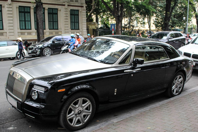 Có thể nói, hai dòng xe sang Anh quốc phổ biến nhất tại Việt Nam chính là  ông hoàng Rolls-Royce Phantom VII và “tân binh” Ghost. Bên cạnh sự phổ biến của những chiếc Phantom hay Ghost, một số người chơi xe đã có những sự lựa chọn độc đáo hơn về chiếc Rolls-Royce của mình.