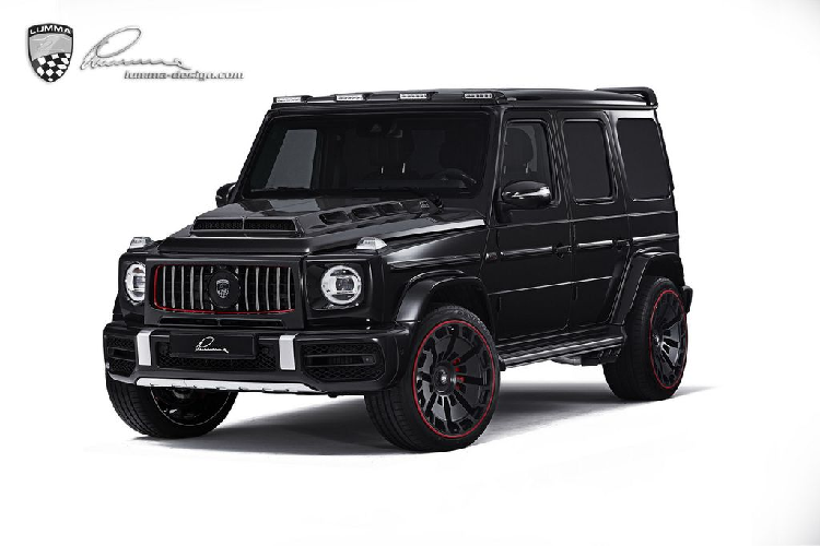 Đầu tiên, nhà độ đã trang bị cho chiếc  siêu SUV Mercedes-AMG G63 địa hình trứ danh một loạt các chi tiết từ sợi carbon như nắp capo mới, tấm trần với nhiều đèn LED, ốp gương chiếu hậu, tay nắm cửa, cản sau và ốp bánh sơ cua.