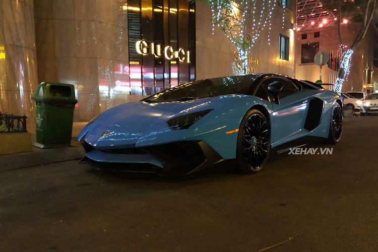 Mẫu  siêu xe Lamborghini Aventador LP750-4 SV trong bài viết được đưa về nước hồi cuối năm 2016 và nhanh chóng trở thành tâm điểm của mọi sự chú ý bởi đây là siêu xe thuộc dạng cực hiếm tại Việt Nam. Sau gần 4 năm lăn bánh cùng nhiều lần đổi màu sơn ngoại thất, siêu phẩm Aventador LP750-4 SV Coupe nay sở hữu "bộ cánh" nguyên bản màu xanh dương đậm với nội thất bọc da đen cuốn hút.