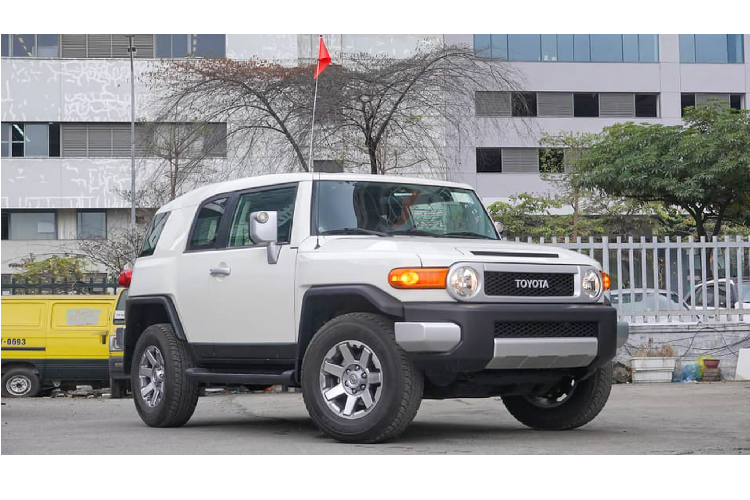 Mẫu  xe Toyota FJ Cruiser là cái tên không còn quá xa lạ với người chơi xe off-road tại Việt Nam. Mẫu SUV 2+2 này được yêu thích bởi thiết kế ngoại thất phong trần khoẻ khoắn, nội thất hực dụng, động cơ bền bỉ đi cùng với hệ thống dẫn động bốn bánh dễ dàng chinh phục nhiều cung đường địa hình.