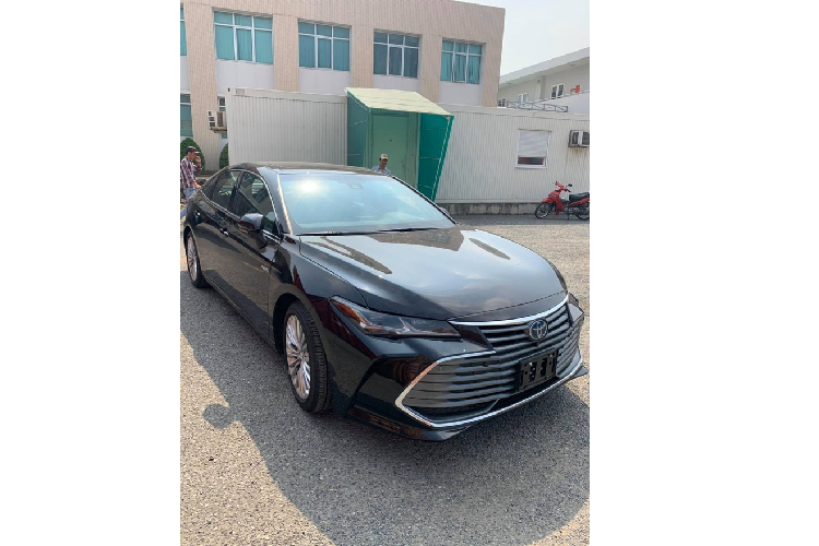 Mẫu sedan full-size  Toyota Avalon Hybrid Limited 2020 được một đại lý tư nhân nhập khẩu về Việt Nam. Xe đã có chủ sở hữu. Đây là chiếc Avalon 2020 thứ 2 về Việt Nam và là bản Hybrid đầu tiên.