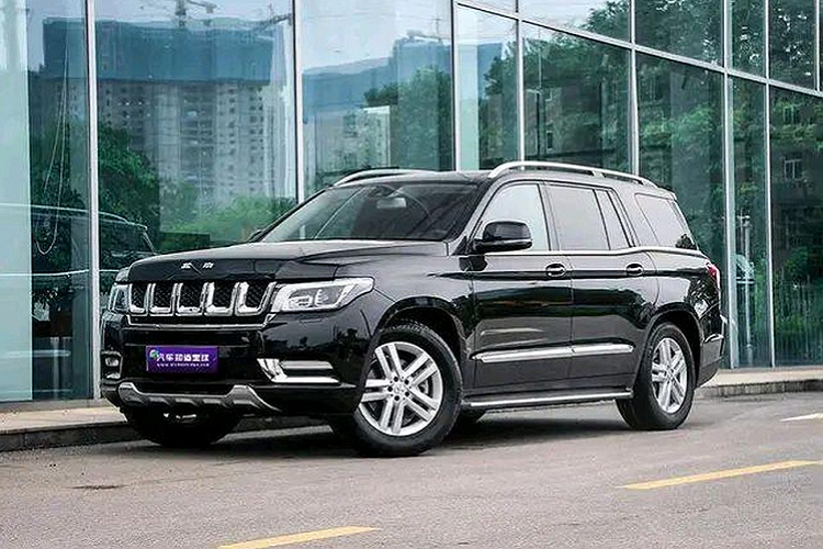  Baic BJ90 2020 mới là một mẫu SUV 7 chỗ đang khá thành công tại thị trường nội địa Trung Quốc. Tiếng là được gắn logo của một thương hiệu lớn tại "Đất nước tỷ dân" nhưng thực chất, BJ90 lại là một sản phẩm được hãng Baic bê nguyên từ nguyên mẫu Mercedes-Benz GL thế hệ trước sang.