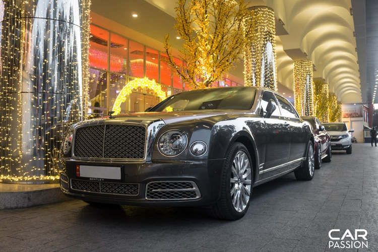 Thu hút nhiều sự chú ý hơn cả tại  đám cưới xe khủng này chính là mẫu siêu sang Bentley Mulsanne EWB 2018 thuộc sở hữu của doanh nhân Hoàng Kim Khánh. Xe được nhập khẩu chính hãng với giá bán không dưới 45 tỷ đồng, ngoài ra vị doanh nhân này còn sở hữu một số mẫu xe khác như chiếc Lamborghini Aventador S LP740-4, Aston Martin V8 Vantage và Bentley Bentayga Centenary.