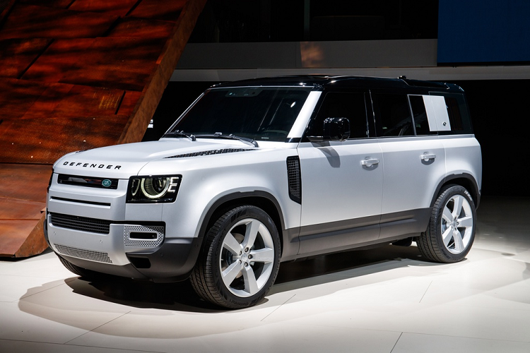  Land Rover Defender 2020 mới đã ra mắt hồi tháng 9 năm ngoái tại Triển lãm xe Frankfurt Auto Show 2019 (Đức). Mẫu SUV mang tính biểu tượng hơn 7 thập kỷ có ngoại hình mới với nội thất và động cơ nâng cấp. 