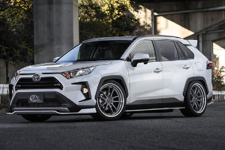 Quay trở lại thời điểm Tháng 11/2019, sự ra mắt của  Toyota RAV4 Prime mới trong khuôn khổ LA Auto Show đã đánh dấu màn “chào sân” của biến thể RAV4 nhanh và mạnh mẽ nhất từ trước tới nay khi sở hữu khối động cơ gas 2.5 lít 4 xy lanh cùng phần pin lithium-Ion, bộ tăng áp công suất và 2 mô-tơ điện. 