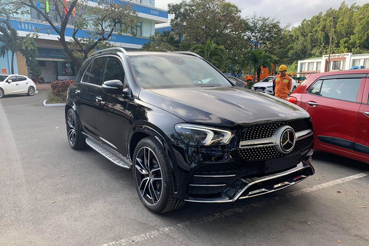 Mẫu SUV hạng sang  Mercedes-Benz GLE 2020 mới được ra mắt công chúng Việt Nam cách đây một thời gian và hiện đang được chính hãng phân phối tới tay khách hàng trong nước với phiên bản GLE 450, cùng mức giá 4,369 tỷ đồng.