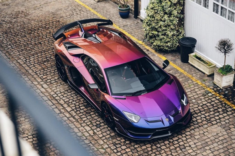 So với những phiên bản trước đó,  siêu xe Lamborghini Aventador SVJ sở hữu những thiết kế mới lạ hoàn toàn mới cùng các chi tiết nhằm tăng tính khí động học cũng như thẩm mĩ như phần cản trước sau cùng các phần ốp hông mới.