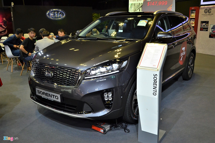 Bên cạnh mẫu xe hoàn toàn mới Seltos, Kia còn mang đến Singapore Motorshow 2020 chiếc Sorento bản facelift.  Kia Sorento 2020 facelift đã có mặt tại hầu hết thị trường Đông Nam Á từ cách đây hơn một năm. Tuy nhiên, thị trường Việt Nam vẫn đang phân phối phiên bản cũ. 