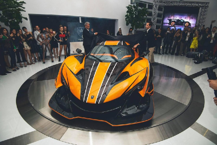 Như chúng ta đều biết rằng mẫu  siêu xe Apollo Intensa Emozione không dành cho số đông vì chỉ được sản xuất 10 chiếc và đi kèm với mức giá bán không hề rẻ, lên đến 2,3 triệu Euro (tương đương 2,7 triệu đô la hay 61,3 tỷ đồng).