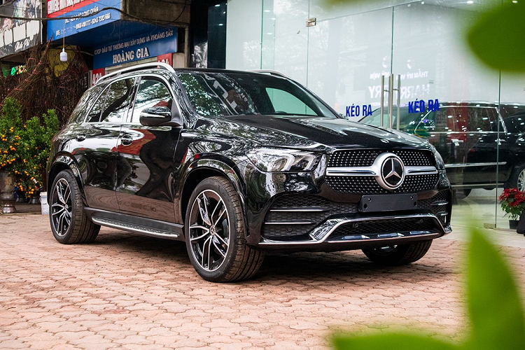 Mẫu SUV hạng sang  Mercedes-Benz GLE-Class 2020 mới cho khách hàng có nhiều tuỳ chọn ghế ngồi 5 hoặc 7 chỗ, động cơ xăng hoặc máy dầu nhưng dĩ nhiên không phải hàng chính hãng. Bởi Mercedes-Benz Việt Nam chỉ phân phối 1 phiên bản GLE450 4Matic với 7 chỗ ngồi và máy xăng. Mẫu xe chính hãng được ra mắt tại Triển lãm ôtô Việt Nam hồi tháng 10/2019