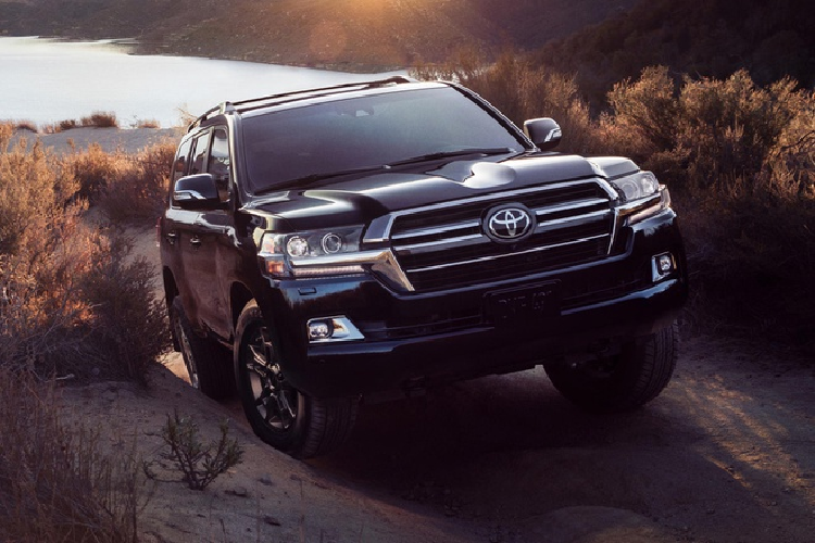 Dù có tuổi đời hơn một thập kỷ, mẫu  xe SUV Land Cruiser hiện tại vẫn bán tốt. Năm 2019, doanh số tăng gần 10% dù có thông tin mẫu SUV này không còn được sản xuất, CarBuzz cho biết.