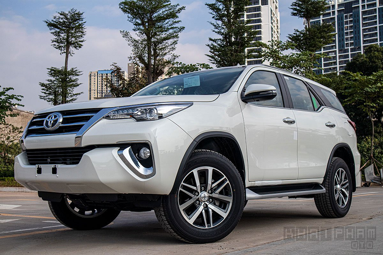 Tại thị trường Việt Nam, mẫu  xe SUV Toyota Fortuner 7 chỗ hiện đang bán chạy nhất so với các đối thủ như Hyundai SantaFe, Ford Everest, Nissan Terra hay mẫu xe ô tô Mazda CX-8. Mẫu xe của thương hiệu Nhật Bản luôn thể hiện sức mạnh vượt trội dù ở thời điểm nào, khi nhập khẩu nguyên chiếc từ Indonesia hay lắp ráp trong nước.