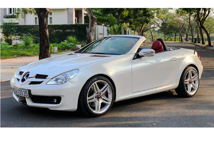 Sau hơn 10 năm sử dụng, mức giá bán lại của chiếc  xe sang Mercedes-Benz SLK350 đời 2009 này đã giảm hơn 1 tỷ đồng so với thời điểm xe được ra mắt có giá phân phối chính hãng khoảng 2,1 tỷ đồng.