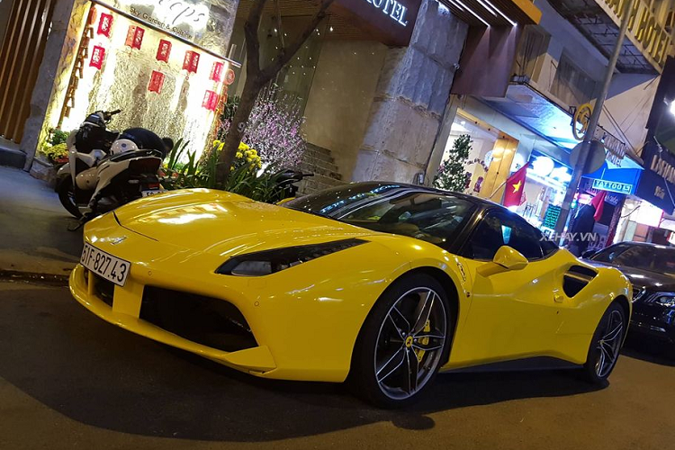 Mới đây, cánh săn ảnh TP HCM đã có dịp "tác nghiệp" trực tiếp với  siêu xe Ferrari 488 GTB màu vàng cực hiếm của thiếu gia Phan Hoàng. Được đưa về nước từ năm 2016, tuy nhiên, trong suốt gần 4 năm qua, số lần xuất hiện trên đường phố của "chú siêu ngựa" với ngoại thất màu vàng Giallo Modena này lại chỉ đếm trên đầu ngón tay.