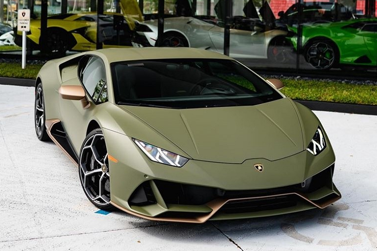  Siêu xe Lamborghini Huracan đã khá thành công ở thị trường Việt Nam với gần 20 chiếc xuất hiện. Có lẽ vì thế mà không ít người nghĩ phiên bản nâng cấp, Lamborghini Huracan EVO đang trở thành mục tiêu của không ít nhà giàu Việt sở hữu. Hiện chưa rõ chiếc siêu xe Lamborghini Huracan EVO đầu tiên Việt Nam là khi nào nhưng ở một số đại lý trên thế giới đang bán mẫu xe này với các màu sơn rất độc đáo. 1 trong số đó phải kể đến màu sơn Verde Baca.