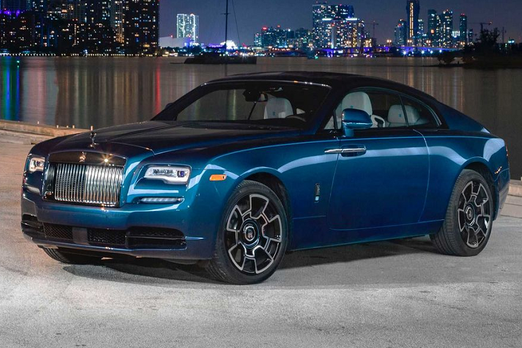 Miami được xem là thị trường lớn thứ 3 của Rolls-Royce trên toàn thế giới. Sự thật này có lẽ sẽ khiến bạn phải sốc nếu có dịp đi bộ dọc theo các bãi biển South Beach - Ocean Drive, nơi tràn ngập những chiếc  xe siêu sang Rolls-Royce đắt đỏ, đi kèm với kiểu trang trí vô cùng lòe loẹt.