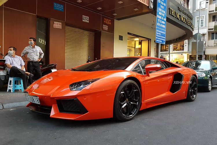  Siêu xe Lamborghini Aventador trong bài viết có lịch sử khá thú vị. Đây là một trong hai chiếc Aventador cập bến Việt Nam đầu tiên vào thời điểm năm 2012. Lúc bấy giờ, nó chính là một "Bom tấn" thực sự với cộng đồng mê xe cả nước. Đáng chú ý, siêu phẩm Aventador này đã từng tham gia "diễn xuất" trong khá nhiều MV, bộ phim và các sự kiện đình đám như Đường cong và tốc độ, MV Hối hận trong anh của ca sĩ Tuấn Hưng...