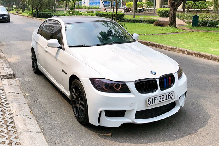 Theo thông tin rao bán, chiếc  xe sang BMW 320i này được bác chủ xe mua được khoảng 1 năm. Xe thuộc phiên bản 320i LCI nâng cấp facelift cuối đời E90 (2004 - 2013). Hiện tại, xe đã lăn bánh được hơn 90.000 km.