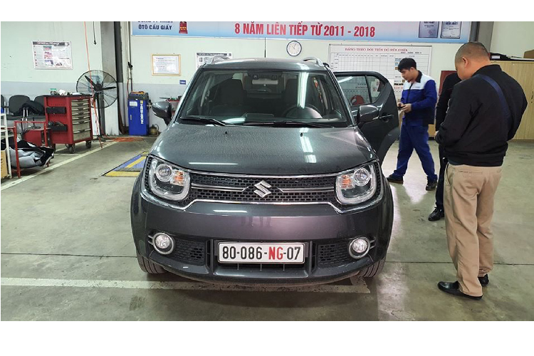 Mẫu  xe giá rẻ Suzuki Ignis mang biển “NG” Ngoại Giao này khả năng cao là xe nhập từ thị trường châu Âu. Xe được trang bị động cơ xăng 4cyl thẳng hàng dung tích 1.2L (1.242cc) cho công suất tối đa 90 mã lực (66 kW) tại 6.000 vòng/phút và mô-men xoắn cực đại 120 Nm đạt được từ 4.200 vòng/phút.