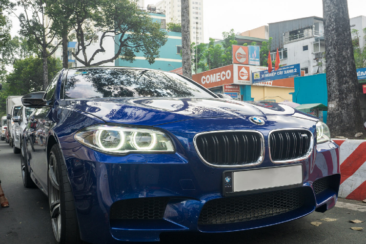 Tại thị trường Việt, toàn bộ những chiếc  xe sang BMW M5 đều được đưa về dưới dạng nhập khẩu tư nhân thuộc hai biến thể là M5 E60 và M5 F10, trong đó chỉ có không quá 3 chiếc M5 E60 và duy nhất 1 chiếc M5 F10 được đưa về nước.