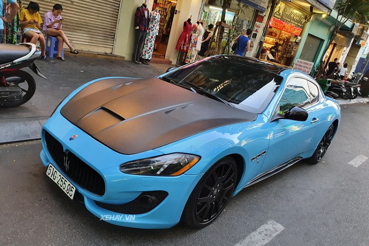 Mới đây, cánh săn ảnh đã vô tình bắt gặp được  siêu phẩm Maserati GranTurismo với bộ cánh màu xanh dương pha đen mờ cực cá tính khi đang cùng chủ nhân dạo phố dưới nắng hoàng hôn Sài Gòn. Ngoài sở hữu những đường nét thiết kế mang đậm phong cách Ý, mềm mại và quyến rũ, siêu phẩm Maserati GranTurismo còn được chủ nhân độ phong cách MC Stradale ấn tượng.