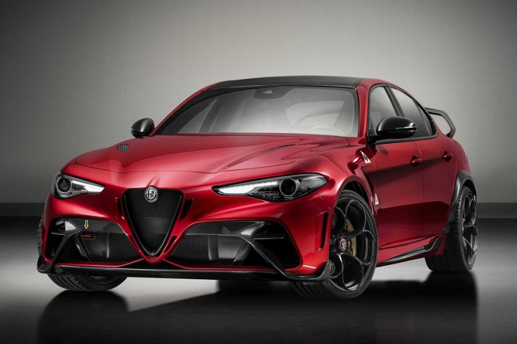 Ngoài ra,  Alfa Romeo GTAm mới chỉ với hai chỗ ngồi, đai an toàn sáu điểm cùng khung chống lật và xe vẫn hoàn toàn hợp pháp trên đường phố.