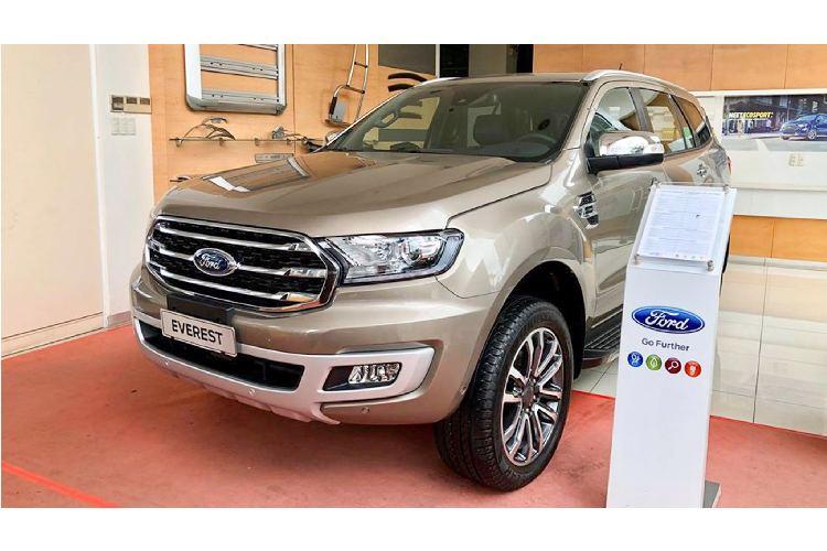 Các đại lý của Ford Việt Nam đã  giảm giá Ford Everest tới 100 triệu đồng cho phiên bản 2.0 Bi-turbo Titanium 4WD cao cấp nhất đời 2019, mức giá giảm từ 1,399 xuống còn 1,299 tỷ đồng. Đây là mức giá cực kỳ hấp dẫn dành cho khách hàng đang quan tâm SUV 7 chỗ cỡ trung full opitions nói chung, hay dòng xe Everest nói riêng.