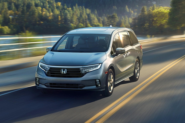 Trong mảng minivan, Honda đang phải cạnh tranh với Chrysler. Trong khi đối thủ Mỹ vừa ra mắt Pacifica 2021 với dẫn động AWD và biến thể hybrid,  Honda Odyssey 2021 mới chưa có AWD. Odyssey 2021 làm mới phần đầu xe, nâng cấp nội thất, thêm tính năng nhắc tài xế có người ngồi hàng ghế sau.