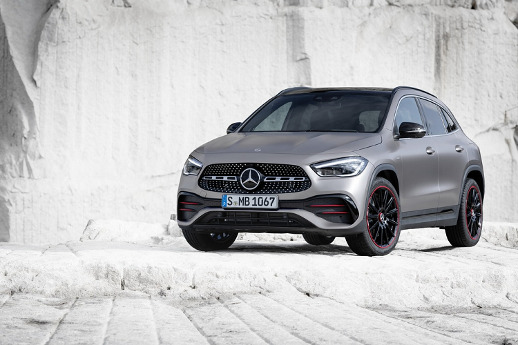 Sau 3 tháng ra mắt toàn cầu,  Mercedes-Benz GLA thế hệ mới đã có giá chính thức tại thị trường Anh. Xe sẽ được giao đến khách hàng từ mùa hè. Phiên bản tiêu chuẩn GLA 200 Sport có giá từ 42.400 USD (khoảng 972 triệu đồng), đi kèm các trang bị như đèn pha LED, mâm hợp kim 18 inch, hàng ghế trước có sưởi ấm, bảng đồng hồ kỹ thuật số 7 inch, màn hình thông tin giải trí 7 inch tích hợp MBUX, hệ thống điều hòa không khí 2 vùng...