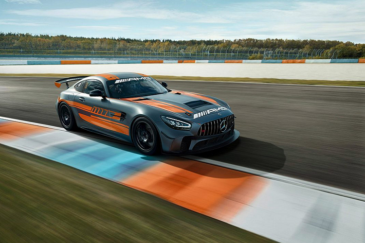 Thoạt đầu khi nhìn vào,  Mercedes-AMG GT4 2020 mới đã được thiết kế một phiên bản nâng cấp nhỏ bao gồm phần nắp ca pô mới và các hệ thống đèn chiếu sáng mới. Đặc biệt, theo Mercedes công bố, đèn pha LED mới đem đến cho chiếc xe khả năng chiếu sáng tốt hơn khi vận hành trên đường đua.