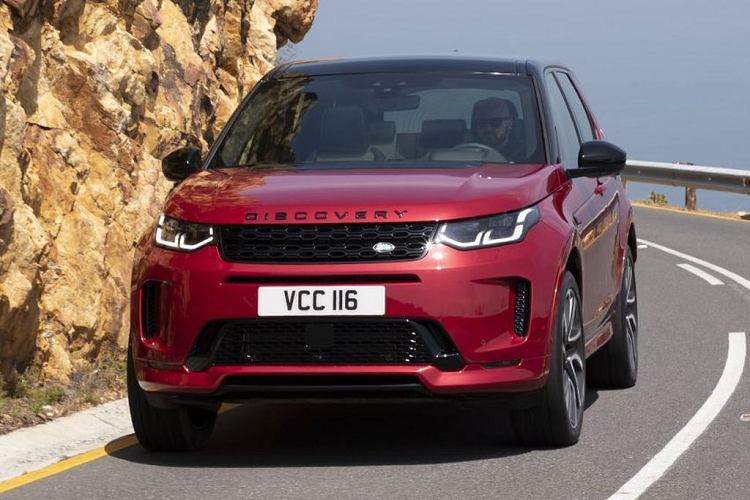  Land Rover Discovery Sport 2020 mới là một sự nâng cấp rõ rệt khi so sánh với thế hệ hiện tại, đặc biệt là những thay đổi kĩ thuật. Chiếc crossover giờ đây sử dụng nền tảng Premium Transverse Architecture (PTA) mới nhất từ nhà sản xuất xe hơi Anh Quốc, với các vật liệu hỗn hợp, giúp gia tăng độ cứng vững của kết cấu lên tới 13%.