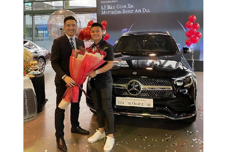 Mới đây, đại lý  xe sang Mercedes-Benz An Du chính hãng ở Hà Nội đã bàn giao xe cho một vị khách hàng đặc biệt. Đó chính là Nguyễn Quang Hải – cầu thủ bóng đá nổi tiếng được biết đến như đội trưởng U23 Việt Nam và hiện đang thi đấu cho câu lạc bộ Hà Nội ở vị trí tiền vệ.