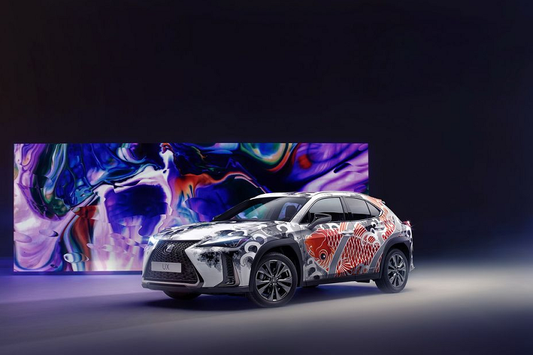 Với chiếc  Lexus UX 2020 mới màu sơn trắng và một máy khoan của Dremel, người nghệ sĩ này đã hoàn thành một bức họa cá Koi – một biểu tượng của sự may mắn và đức tính kiên trì trong văn hóa Nhật Bản, trên chính chiếc crossover đến từ đất nước mặt trời mọc.