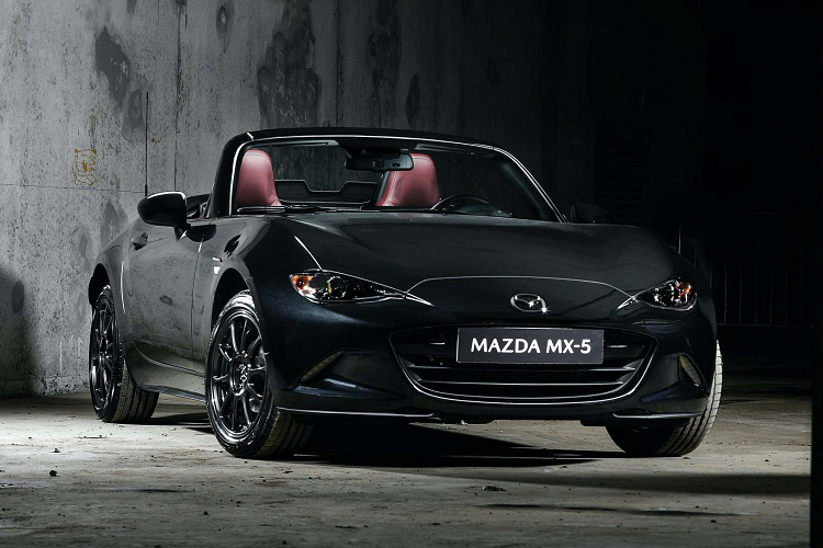 Phiên bản  Mazda MX-5 Eunos Edition 2020 sở hữu ngoại thất màu đen bóng Jet Black Mica, nội thất bọc da Nappa màu đỏ Burgundy. Bộ la-zăng Rays độc quyền có kích thước 16 inch, đúc đa chấu được sơn đen bóng.