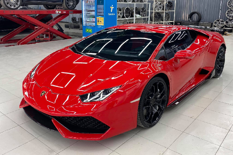 Có nhiều cách để đổi màu sơn  siêu xe Lamborghini Huracan, thông thường số đông sẽ chọn cách đơn giản là dán decal, hoặc sơn lột để linh động thay đổi màu sắc yêu thích nhưng vẫn giữ lại màu sơn nguyên bản.